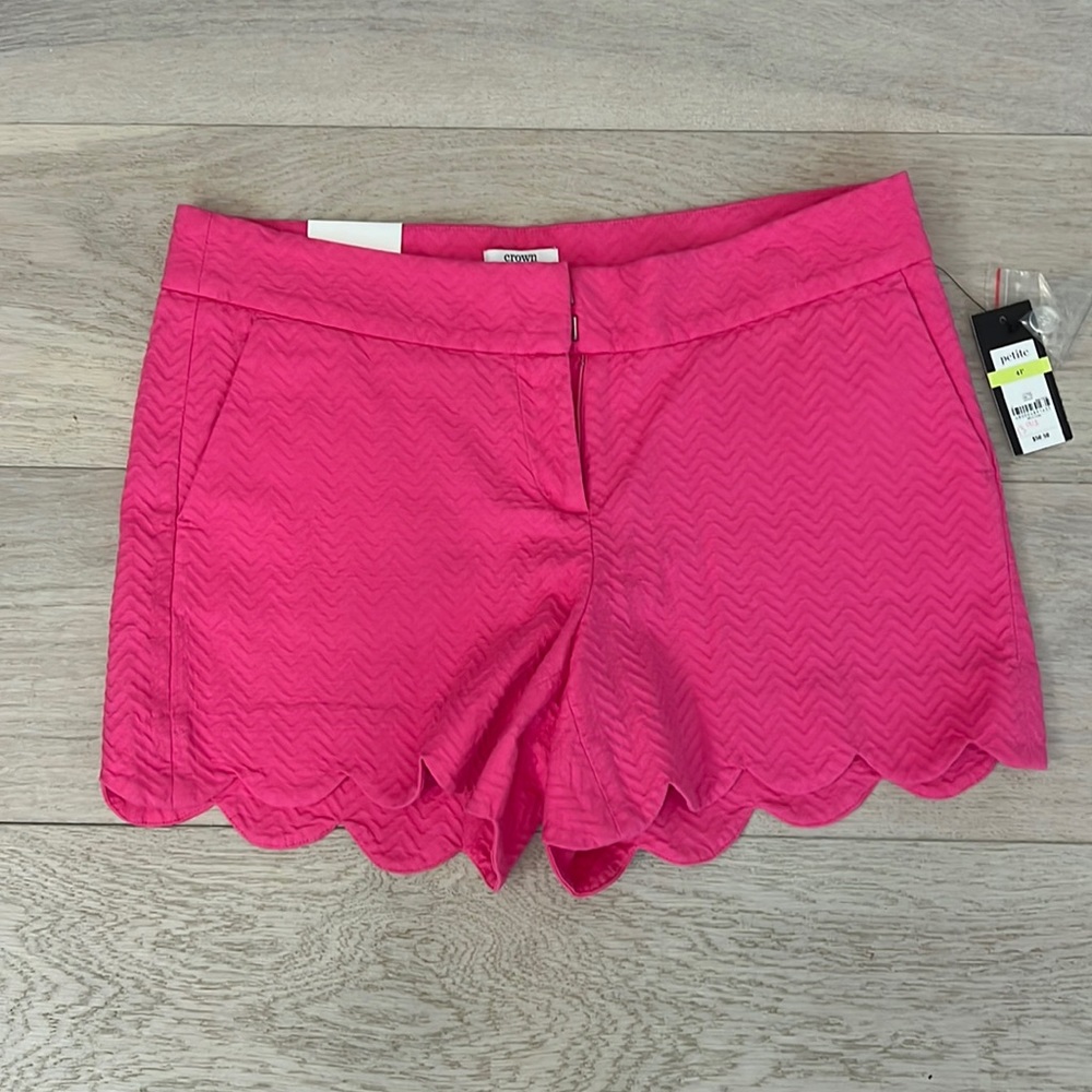 NWT Crown & Ivy scallop shorts. Hot pink! 💗